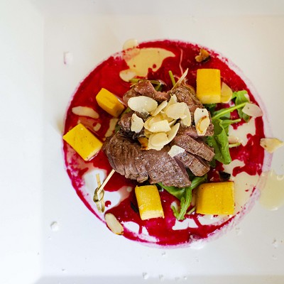 Filetto di patanegra, salsa di rapa rossa, mandorle burro chiarificato